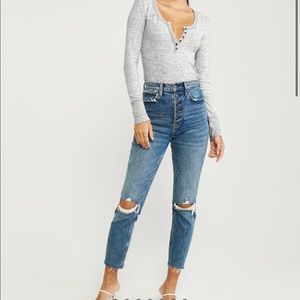 ✨NWT! A&F ULTRA HIGH RISE MOM JEANS 👖 ✨